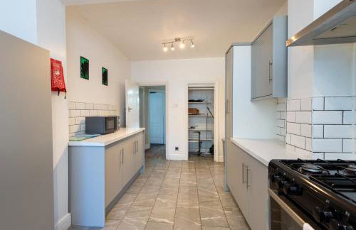 Large House for Groups with Huge Driveway - FREE PARKING - Photo 6