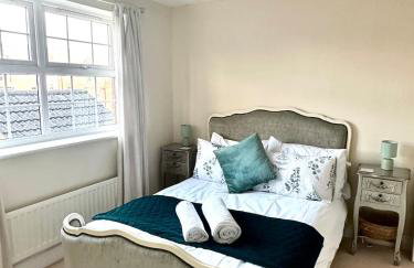 Spacious 5-Bed Detached House, Sleeps 10, Parking - Photo 25