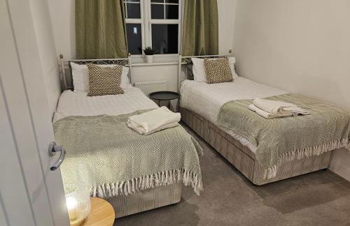 Churchill House 3 Bedroom Sleeps 6 Free Parking - Photo 10