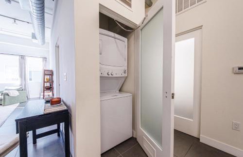 Downtown Escape - 2BR w Skyline Views & Hot Tub - Foto 21
