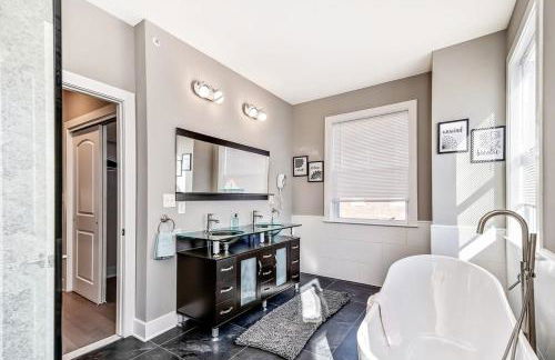 Exceptional Downtown Townhome with Roof Deck -4Bedroom & 3Baths - Foto 14