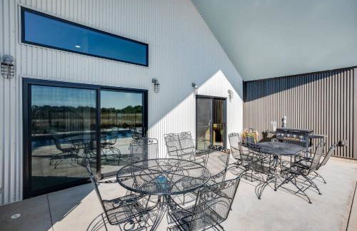 Modern Cabin Near Cheney Lake W Pool and Hot Tub - Foto 51