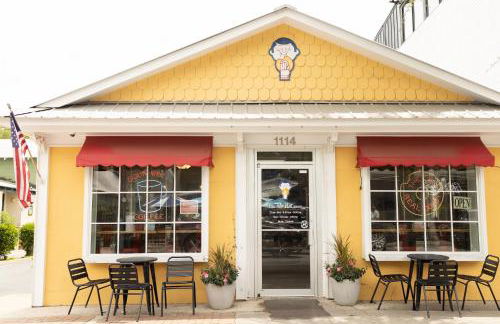 Artsy Downtown Retreat w Hot Tub - Foto 50