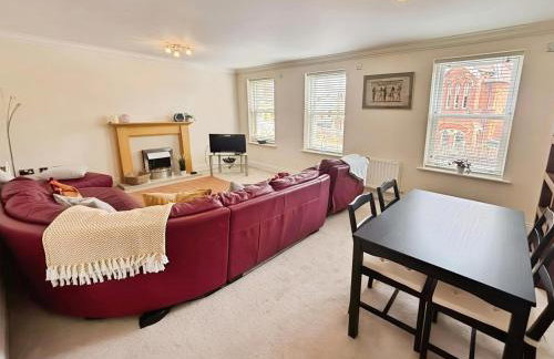 Spacious 3 bed Apt with parking near Harborne High Street - Photo 2