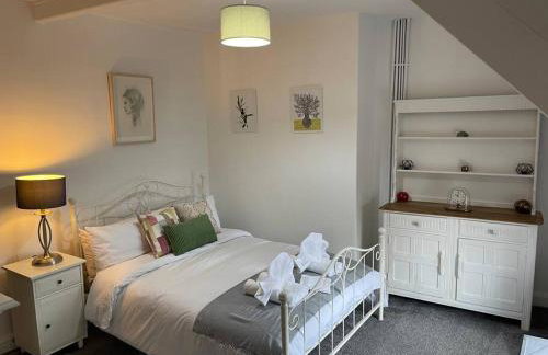 Stunning Cottage with Log Burner- King Bed- Great Design-Free Wood - Foto 26