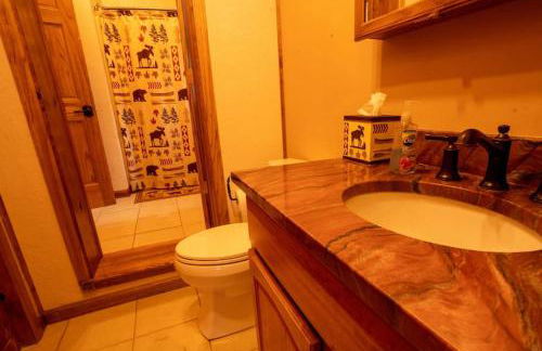 Warm Woodland Getaway with Land - Foto 6