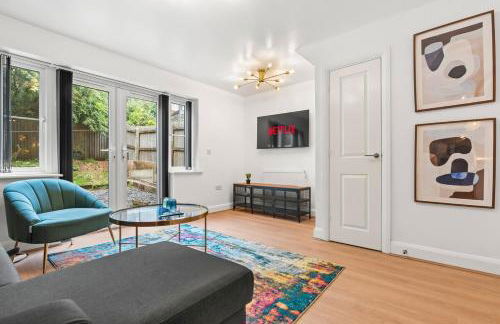 Spacious 3-Bed Home, Parking, Garden, Sleeps 7 - Foto 7