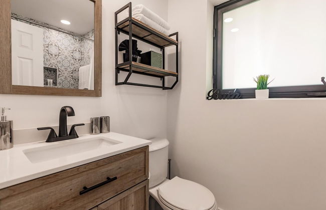 Modern Spacious Home With Pool Jacuzzi - Photo 29