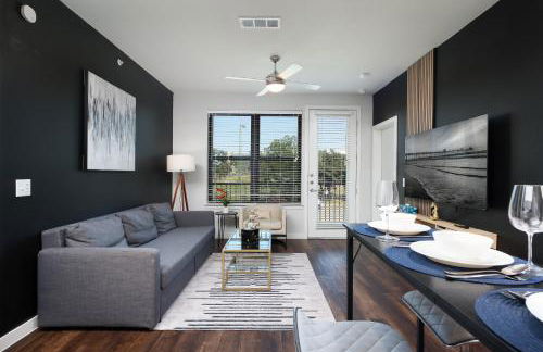 Modern 2BR Retreat- Prkng,Near Rvrwlk & Conv Ctr - Foto 74