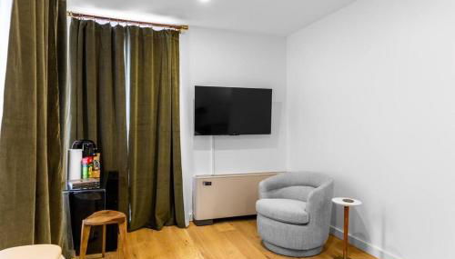 King Bed, DTWN Historic Hotel, Fiber Wifi, 50 in Roku TV, Room # 106 - Foto 3