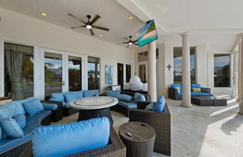 Near the Beach • Pool & Jacuzzi • Waterfront Villa - Foto 3