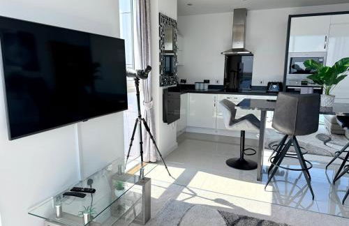 Luxury Waterfront Apartment With Panoramic View - Photo 26