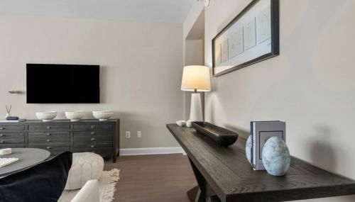 The Sutton - Elevated Minimalist Escape with Free Parking and Metro - Foto 4