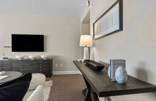 The Sutton - Elevated Minimalist Escape with Free Parking and Metro - Foto 4