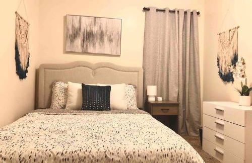 * Radiant Retreat * King Bed * Long Term Stays * - Foto 9