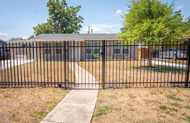 Splendid Gated 4 BR 2 BA Home Near Downtown - Foto 29