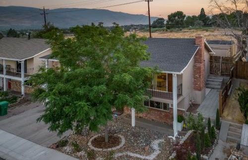 MtnCity Views 4BR Firepit FamilyRetreat NearUNR - Foto 60