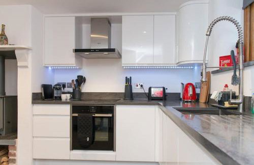 Lovely Cottage by Coastal Footpath & Surf Beaches! - Photo 4