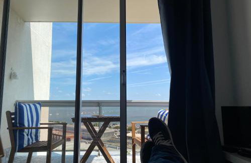 Aux pieds des plages, du port, de la piste cyclable et des commerces de proximité, un studio au dernier étage avec une vue panoramique sur le Bassin d'Arcachon, entièrement rénové, dans une résidence avec piscine - Foto 9