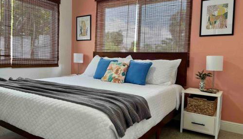 New! Tropical Hideaway near Beach! Tons of Parking - Foto 1