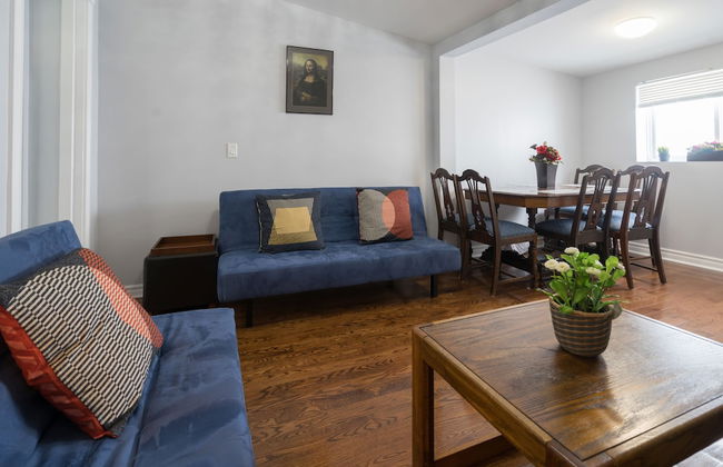 Applewood Suites - 4 BDRM King West - Photo 1