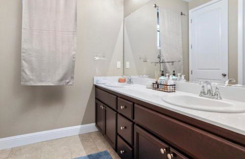 Placid Vibe Spacious 7-BR with Free Parking - Foto 21