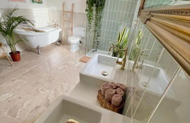 Tranquil Victorian Villa with Hot Tub & Sauna - Foto 12