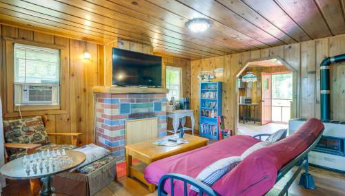 Charming Michigan Cottage with Sunroom and Lake Access - Foto 3