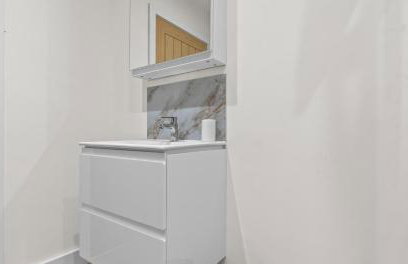 2BR Apartment with Sofa bed I Prime Town Centre Location I Gold St D-Lux, Modern Amenities, Walk to Train, Bus Stations, Shops & Cafés I Leisure and Business Stays Welcome - Foto 56