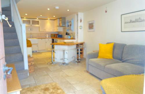 Reduced rates for this month! Beautiful cottage, 3 stories high with upstairs courtyard and set in an amazing location! The fantastic newly developed Town Mill with restaurants and craft shops on your doorstep Also only 2 minutes to the sea! , Sleeps 4 - Photo 2