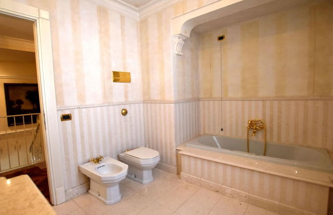 Luxurious Villa in Lombardy with Garden & Hot Tub - Photo 19