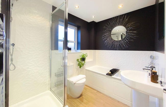 Stunning 4 Bed House With Cinema Room & Parking - Foto 21