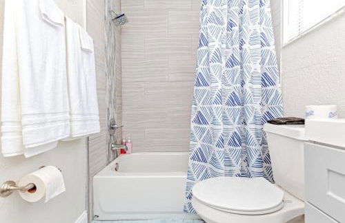 Walk to Downtown - 7min to beach - King bed & Free parking - Foto 25