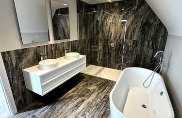 Luxury 4-bed home with club room - Photo 13