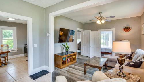 Lakefront Mound Getaway Near Snowmobiling Trails! - Foto 1