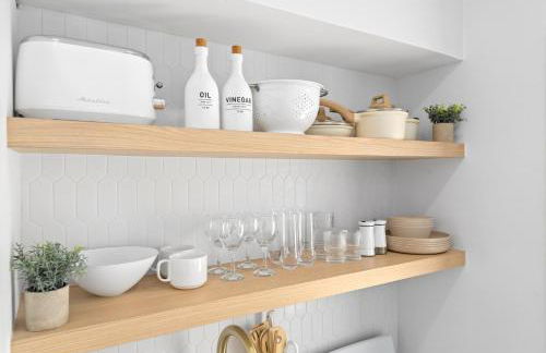 M Lake Worth Beach - Modern Villas Near West Palm Beach, Chic Retro Vibes, King Bed, Cozy Backyard, BBQ, Workspace, High-Speed Internet, Free Parking, 5 Minutes to Downtown & Beach - Foto 70