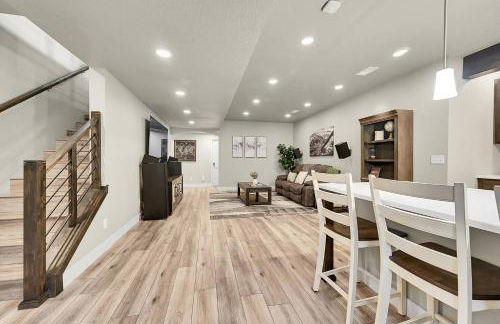 Modern 5BR/3BA Luxury Home|Movie Nights & Comfort - Foto 25