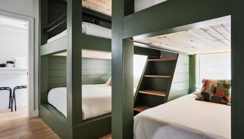 Stylish 3 Bed Retreat, Rooftop, Parking, Sleeps 10, Ensuite Baths, Bunk Room, Gourmet Kitchen, Cozy Living Space, Rooftop Views & Fire Table, Near Downtown, Distilleries & Marathon Village, 24 Hr Hospitality - Foto 4