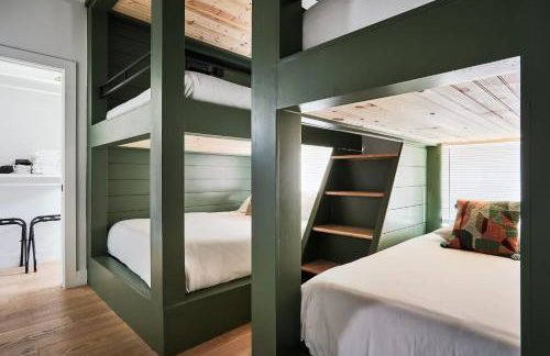 Stylish 3 Bed Retreat, Rooftop, Parking, Sleeps 10, Ensuite Baths, Bunk Room, Gourmet Kitchen, Cozy Living Space, Rooftop Views & Fire Table, Near Downtown, Distilleries & Marathon Village, 24 Hr Hospitality - Foto 4