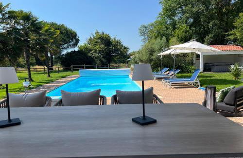 Gîtes de charme "l'écrin de Vendée" jacuzzi privatif, piscine chauffée, prestations bien être, vélos à 10 mn de l'océan sur 3,5 h de verdure - Photo 15