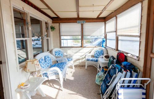 Dog-Friendly Cottage with Backyard & Beach Vibes! - Foto 2