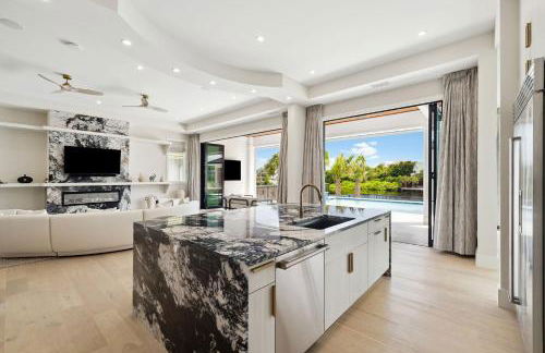 La Villa Nadia - Lakefront Luxury Vacation Rental in Destiny with Private Pool - Foto 7