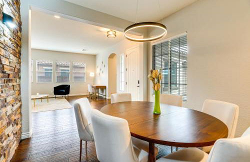 Pool, Views and Ample Space! Sunny Goodyear Retreat - Foto 10