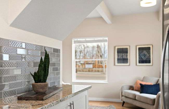 Bright and Stylish Home Great Central Location! - Foto 26