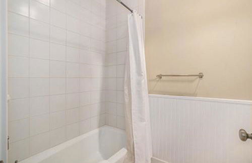 Lake Effect 3BR Home Steps to Everything 27 - Foto 77