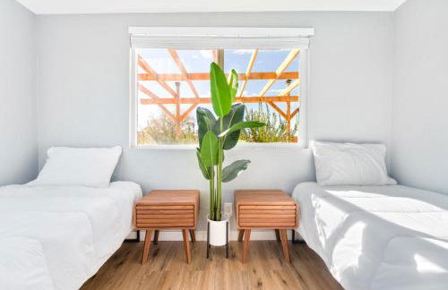 Desert Oasis - Firepit, Stargazing, Kitchen Essentials, 5 Acres, & Joshua Trees - Sleeps 6 Comfortably, 7 with Sofa, 8 Maximum - Foto 13