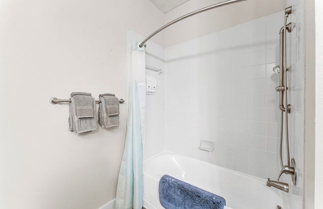 Airy Soco 2BR King Suite w Gympickleballlaundry - Foto 10