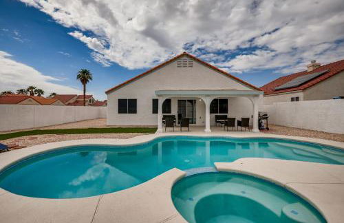 Luxurious House With A Pool, Spa, and Patio, Sleeps 6 Comfortably - Foto 1