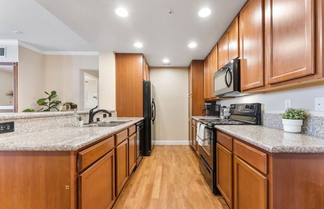 2BR Getaway Pool Gym Basketball Court Theater Access - Photo 3