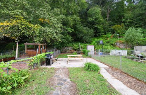 Spacious Broadway Home Downtown Western Modern Charm with parking - Photo 13